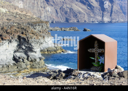 Petit sanctuaire avec croix faite de coquilles de mer sur la côte rocheuse à Punta de Teno Tenerife Espagne Banque D'Images