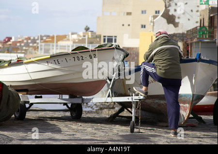 Le port de pêcheur et la toison se situe à côté de l'ancien type de bateaux de pêche à Los Christianos Tenerife Espagne Banque D'Images