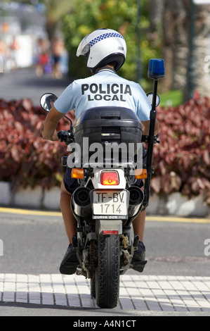 L'espagnol policia agent de la police locale sur son vélo à Playa de Las Americas Tenerife Espagne Banque D'Images