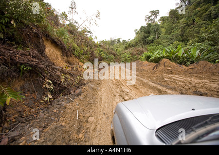 Malaisie Bornéo Sarawak Belaga véhicule 4X4 en voiture sur piste forestière boueux Banque D'Images