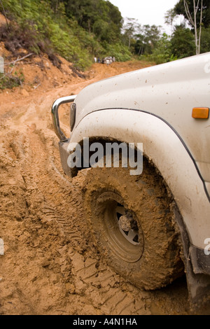 Malaisie Bornéo Sarawak Belaga roue du véhicule 4X4 coincé dans la boue de la voie d'exploitation forestière Banque D'Images