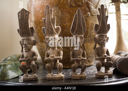 Malaisie Bornéo Sarawak Artisanat rituel tribal spirit of figures de sculpture sur bois Banque D'Images