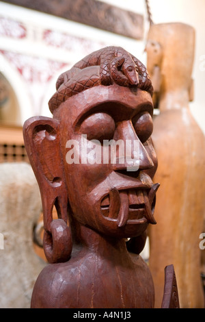 Malaisie Bornéo Sarawak sculpture sur bois l'artisanat tribal visage stylisé avec de longues oreilles Banque D'Images