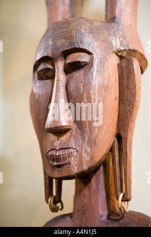 Malaisie Bornéo Sarawak sculpture sur bois l'artisanat tribal visage stylisé avec de longues oreilles Banque D'Images