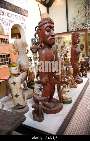 Malaisie Bornéo Sarawak figurative sculptures sculptures sur bois d'artisanat tribal Banque D'Images