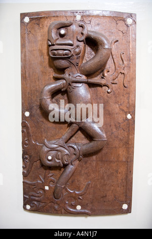 Malaisie Bornéo Sarawak bouclier tribal Artisanat sculpture sur bois montrant scène de bataille Banque D'Images