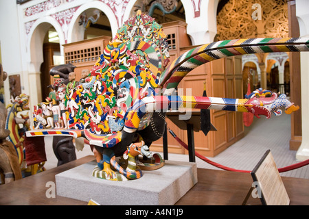 Malaisie Bornéo Sarawak sculpture sur bois Artisanat Iban Gawai calao Kenyalang sculpture rituelle Banque D'Images