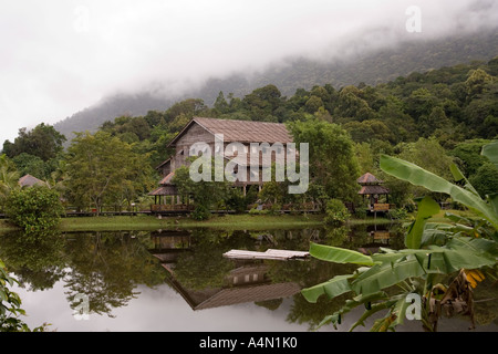 Malaisie Bornéo Sarawak Cultural Village Melanau longue maison sur le lac Banque D'Images