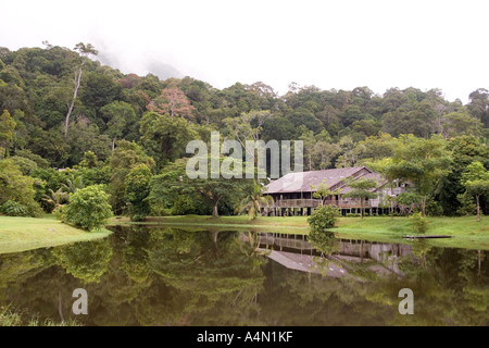 Malaisie Bornéo Sarawak Cultural Village Iban longhouse sur le lac Banque D'Images