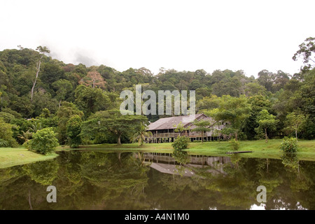 Malaisie Bornéo Sarawak Cultural Village Iban longhouse sur le lac Banque D'Images