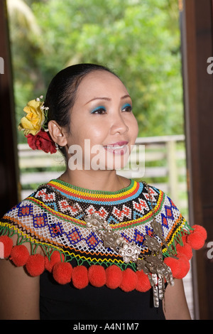 Malaisie Bornéo Sarawak Cultural Village Iban femme en costume traditionnel Banque D'Images