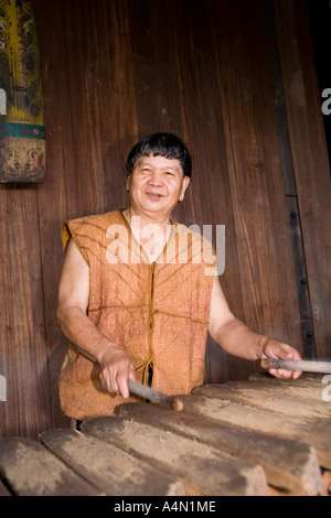 Malaisie Bornéo Sarawak Cultural Village Orang Ulu homme jouant du xylophone instrument de type Banque D'Images