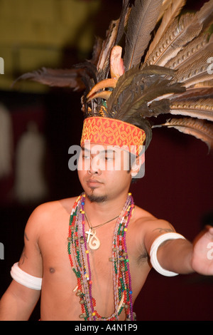 Malaisie Bornéo Sarawak Cultural Village Iban Ngajat Lesong man performing dance Banque D'Images