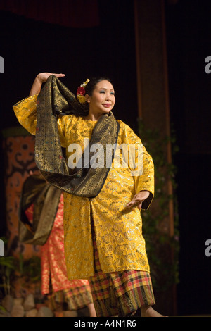 Malaisie Bornéo Sarawak Cultural Village Malay dancers Banque D'Images