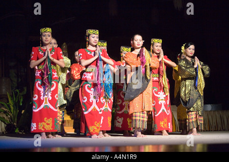 Malaisie Bornéo Sarawak Cultural Village Malay dancers Banque D'Images