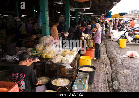 Malaisie Bornéo Sarawak Kuching marché humides snack-cale Banque D'Images