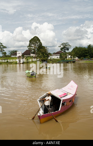 Malaisie Bornéo Sarawak Kuching tambang un sampan pour 31514 Palace sur la rivière Banque D'Images