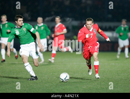 Craig Bellamy de Liverpool 7 le pays de Galles et poursuit la balle poursuivi par Aaron Hughes durant 18 match amical Banque D'Images