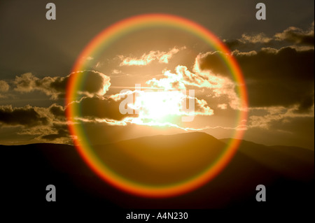 Arc-en-ciel circulaire autour du soleil couchant sur le Lake District Fells Coniston Banque D'Images