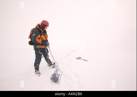Grimpeur d'hiver partenaire relais d'escalade sur Aonach Mhor Ecosse Banque D'Images