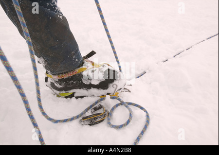 Grimpeur d'hiver relais partenaire pour monter sur Aonach Mhor Banque D'Images