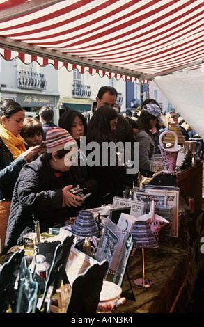 Londres, Royaume-Uni. Le marché de Portobello. Blocage d'antiquités Banque D'Images