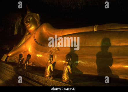 Thaïlande Phang Nga Reclining Buddha d'or Wat Tham Suwankhuha monkey cave Banque D'Images