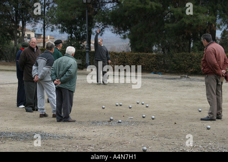 Les personnes âgées jouent La petance, Espagnol bols dans un parc à Tolède en Espagne. Banque D'Images