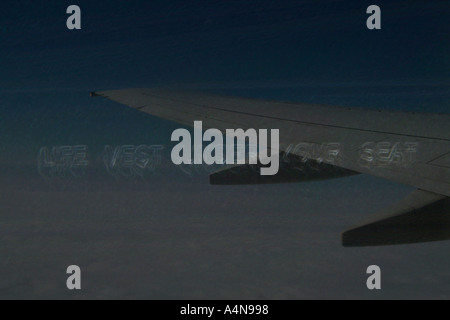 Voir l'horizon et de l'aile d'avion à partir de la fenêtre . Banque D'Images