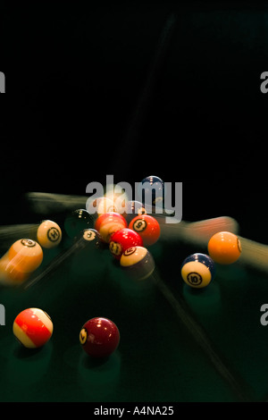 Photo d'action des boules de billard sur mobile table de billard avec motion trails Banque D'Images