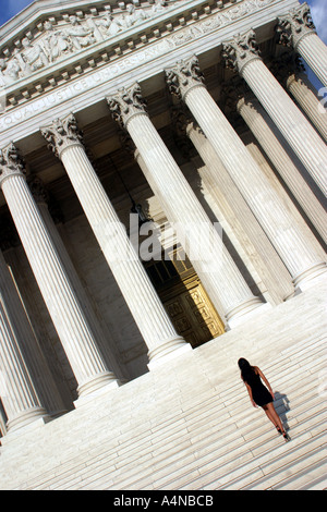 Femme à monter les marches de la Cour suprême des Etats-Unis à Washington DC Banque D'Images