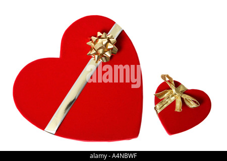 Deux Valentines Day cadeaux en forme de coeur avec des rubans d'or et d'arcs. Banque D'Images