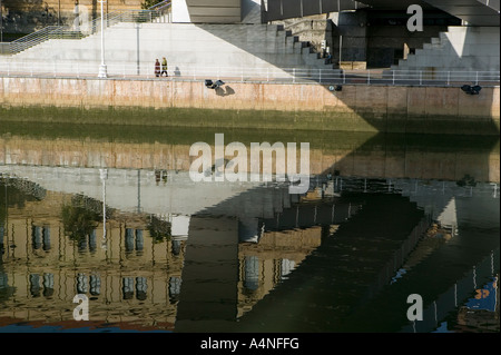 Puente Pedro Arrupe pont et reflétée dans l'Université de Deusto, Bilbao Nervion River, Pais Vasco / Pays Basque, Espagne, Europe. Banque D'Images