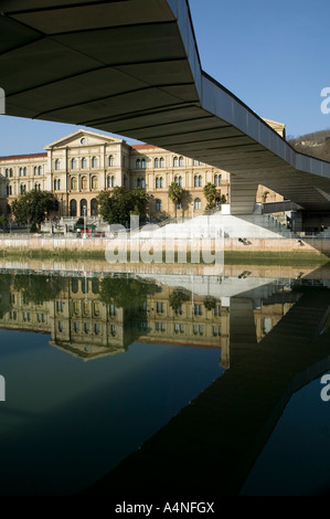 Puente Pedro Arrupe pont et reflétée dans l'Université de Deusto, Bilbao Nervion River, Pais Vasco / Pays Basque, Espagne Banque D'Images