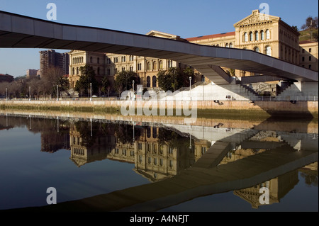 Puente Pedro Arrupe pont et reflétée dans l'Université de Deusto, Bilbao Nervion River Banque D'Images