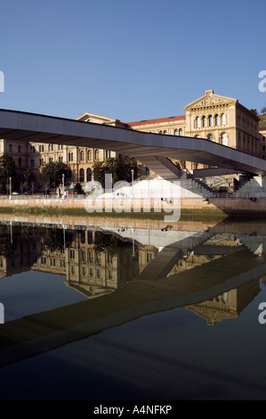 Puente Pedro Arrupe pont et reflétée dans l'Université de Deusto, Bilbao Nervion River Banque D'Images