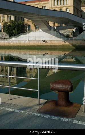 La rouille bollard et garde-corps en métal à côté de Puente Pedro Arrupe, Bilbao, Pays Basque Banque D'Images