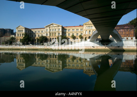 L'Université Deusto reflétée dans la rivière Nervion vu du dessous du pont Puente Pedro Arrupe, Bilbao, Pays Basque, Espagne. Banque D'Images