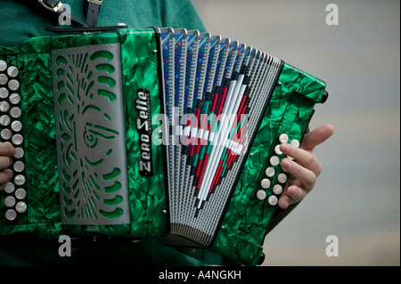 Jeune homme jouant Basque Basque traditionnel accordéon avec Ikurrina drapeau, Plaza Nueva, Bilbao Banque D'Images