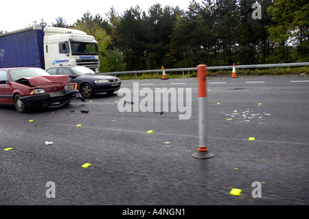 Juste après la scène de crash sur l'autoroute M6, avant que les services d'urgence arrivent, Midlands, UK, GBR Banque D'Images