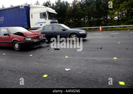 Juste après la scène de crash sur l'autoroute M6, avant que les services d'urgence arrivent, Midlands, UK, GBR Banque D'Images