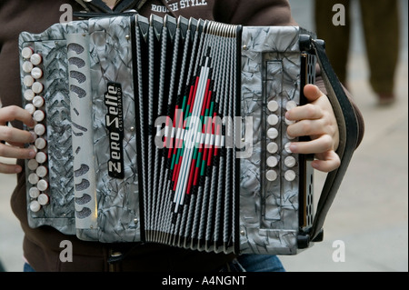 Jeune homme jouant Basque Basque traditionnel accordéon avec Ikurrina drapeau, Plaza Nueva, Bilbao Banque D'Images