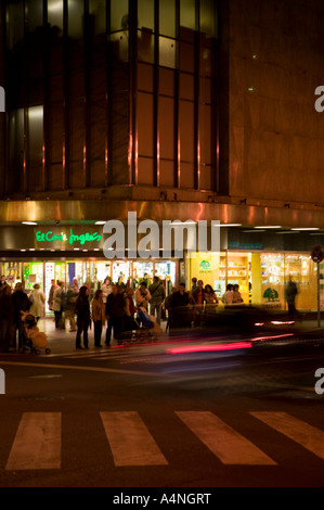 En attente d'acheteurs cross road à l'extérieur du grand magasin El Corte Ingles, Bilbao, Espagne Banque D'Images