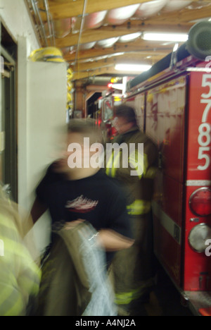 Les pompiers du service de pompiers volontaires d'Occidental de lutte contre la pratique d'une camionnette pendant un exercice incendie Occidental en Californie Banque D'Images