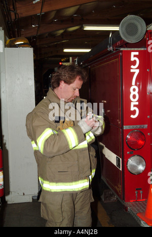 Les pompiers du service de pompiers volontaires d'Occidental de lutte contre la pratique d'une camionnette pendant un exercice incendie Occidental en Californie Banque D'Images