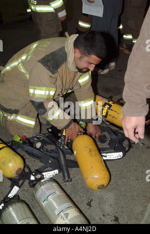 Les pompiers du service de pompiers volontaires d'Occidental de lutte contre la pratique d'une camionnette pendant un exercice incendie Occidental en Californie Banque D'Images