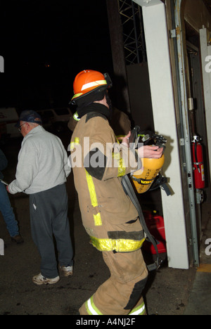 Les pompiers du service de pompiers volontaires d'Occidental de lutte contre la pratique d'une camionnette pendant un exercice incendie Occidental en Californie Banque D'Images