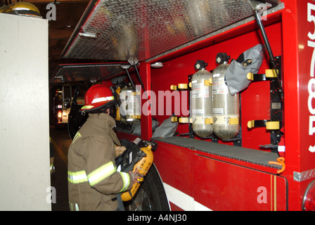 Les pompiers du service de pompiers volontaires d'Occidental de lutte contre la pratique d'une camionnette pendant un exercice incendie Occidental en Californie Banque D'Images