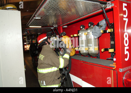 Les pompiers du service de pompiers volontaires d'Occidental de lutte contre la pratique d'une camionnette pendant un exercice incendie Occidental en Californie Banque D'Images