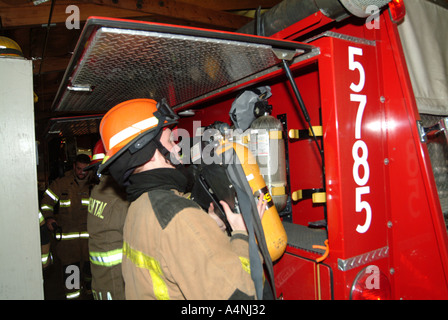 Les pompiers du service de pompiers volontaires d'Occidental de lutte contre la pratique d'une camionnette pendant un exercice incendie Occidental en Californie Banque D'Images